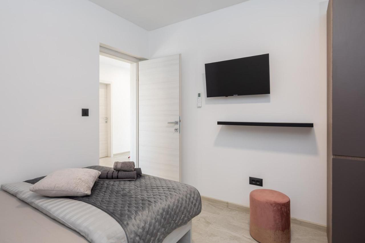 Luxury Apartment Lorena - Private Heated Pool - Jesenice  Luaran gambar