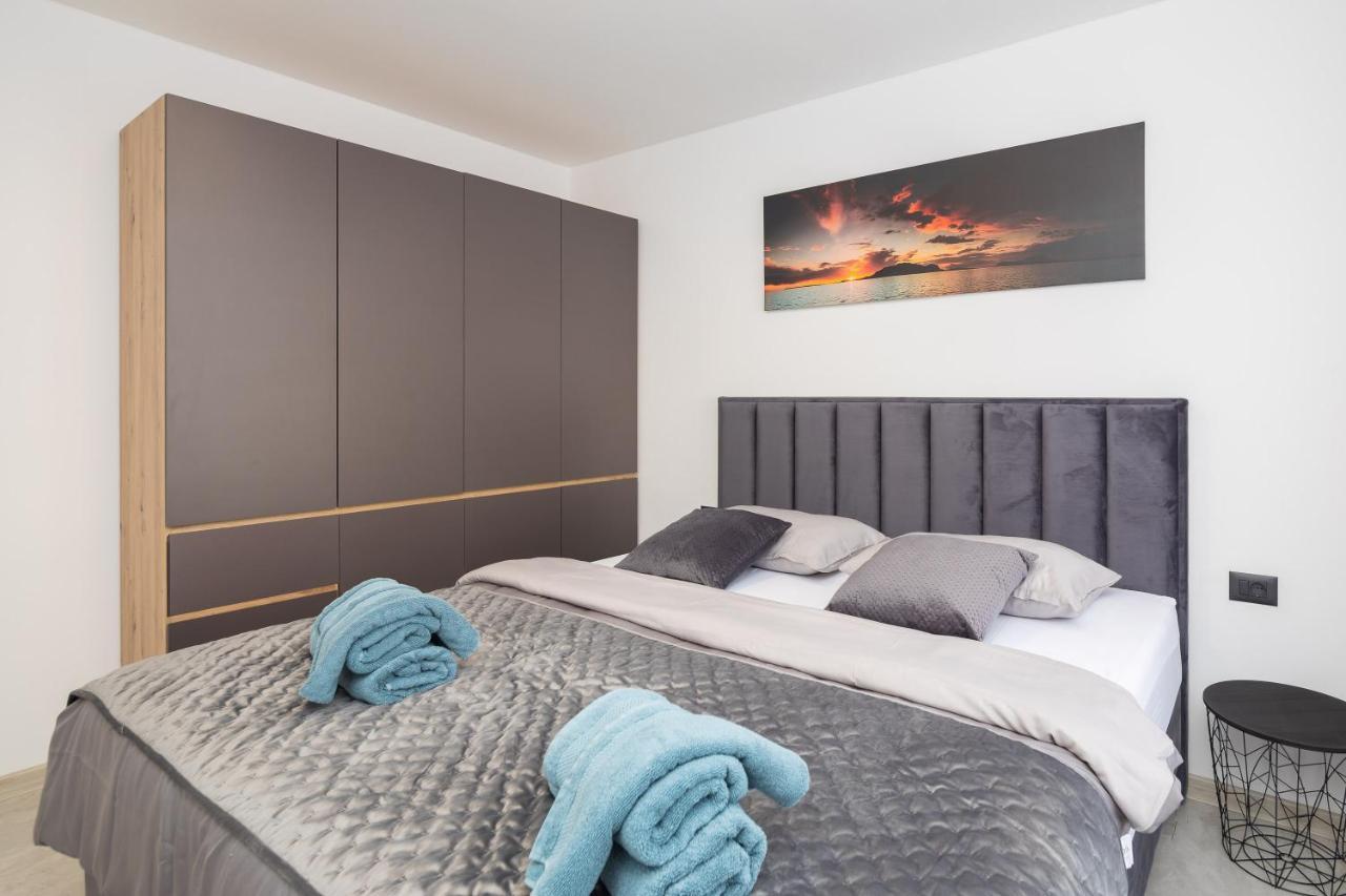 Luxury Apartment Lorena - Private Heated Pool - Jesenice  Luaran gambar