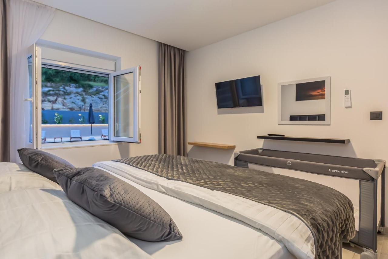 Luxury Apartment Lorena - Private Heated Pool - Jesenice  Luaran gambar